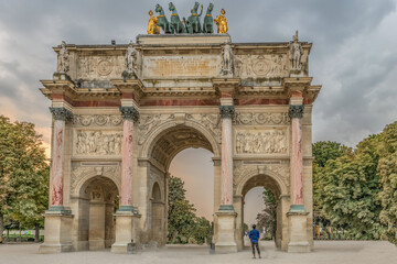 Fototapeta na wymiar Arc de Triomphe du Carrousel près du musée du Louvre et dans le jardin des Tuileries