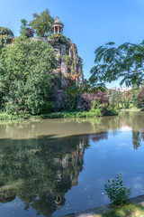 Fototapeta premium Paysage du parc des buttes Chaumont à Paris