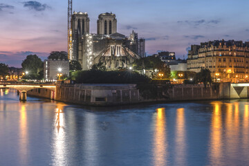 Vue nocturne sur la cathédrale Notre Dame de Paris