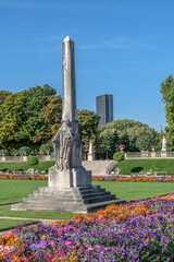 Fototapeta premium jardin du Luxembourg à Paris avec ses bassins et son palais