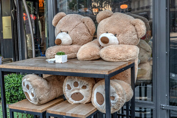 Peluches d'oursons en terrasse d'un café à Paris