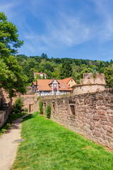 Fototapeta na wymiar Alte Stadtmauer in der historischen Altstadt von Büdingen im Wetteraukreis, Deutschland
