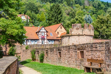 Alte Stadtmauer in der historischen Altstadt von Büdingen im Wetteraukreis, Deutschland
