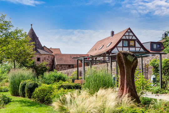 Der Rosengarten in der historischen Altstadt von Büdingen im Wetteraukreis, Deutschland