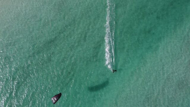 Kite surf en el mar  hombre practicando kitesurf