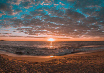 Fototapeta na wymiar Nascer do sol na praia da costa em Vila Velha, ES 