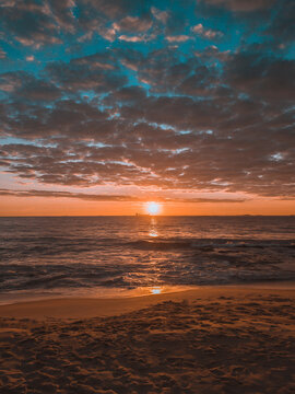 Nascer do sol na praia da costa em Vila Velha, ES © rafa
