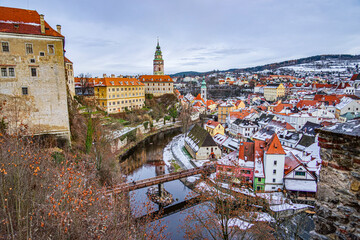 Obraz premium 高台から見たチェスキークルムロフの街と城