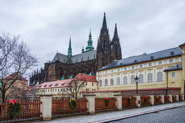 クリスマス飾りのついたプラハ城への道