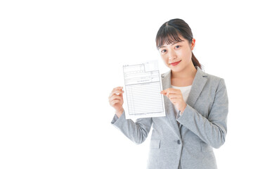 履歴書を持つ若いビジネスウーマン