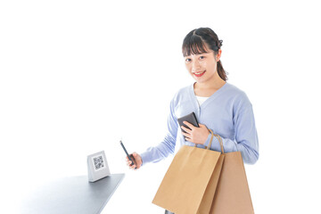 QRコード決済をする若い女性