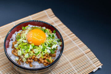 納豆ご飯に玉子かけ