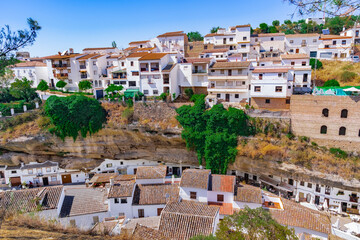 Setenil de las Bodegas con sus casas cueva en Málaga, Andalucía, España. Pueblo antiguo con sus casas incrustadas en la roca de los acantilados.