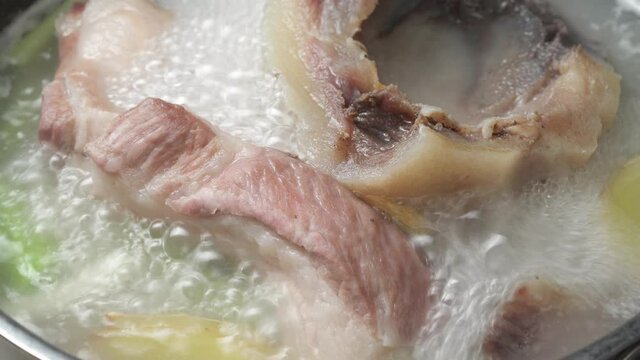 Special dish curry beef tendon stewed pork