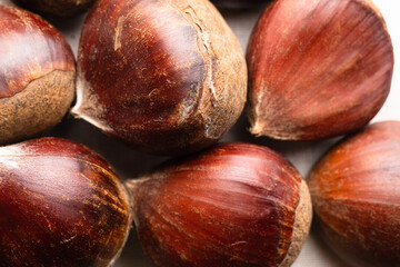 布の上に並べられた栗