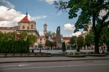 Fototapeta na wymiar Lviv central square monument