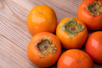 木の板の上においた柿の写真