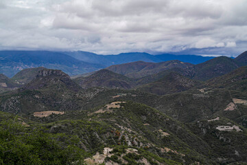 Fototapeta na wymiar Cerros y montañas de Oaxaca, México, vistas en un día nublado.