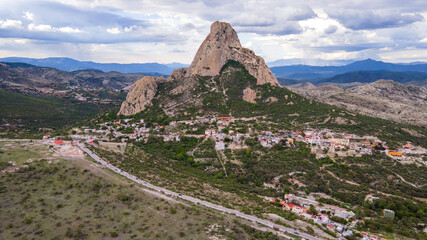 La Peña de Bernal vista desde el cielo en el estado de Querétaro, México.