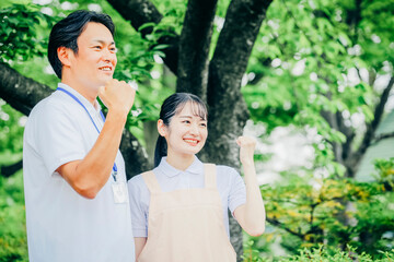 医療・介護・福祉系の男女スタッフ
