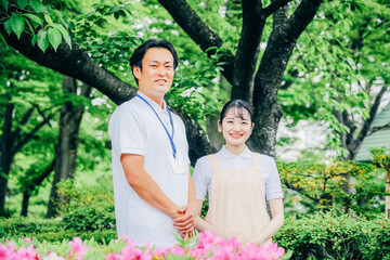 医療・介護・福祉系の男女スタッフ
