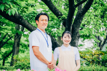 医療・介護・福祉系の男女スタッフ
