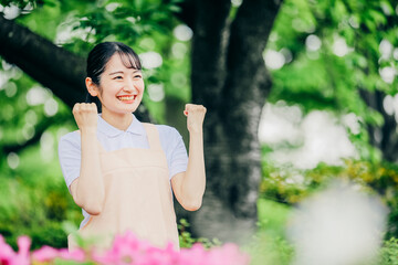 医療・介護・福祉系の女性スタッフ（ガッツポーズ）
