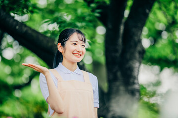 医療・介護・福祉系の女性スタッフ
