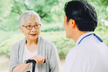 高齢者女性と男性スタッフ

