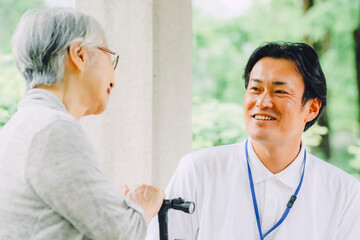 高齢者女性と男性スタッフ
