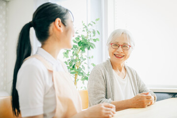 Obraz premium 笑顔の高齢者女性と女性スタッフ 