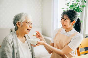 食事介助する女性スタッフ
