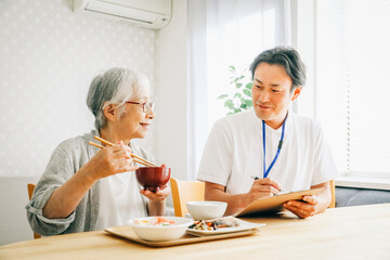 食事指導する男性スタッフ
