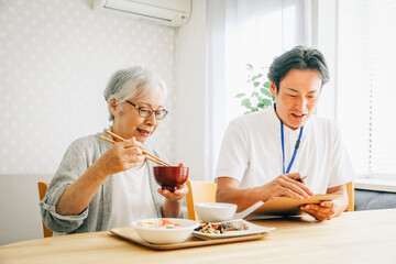 食事指導する男性スタッフ
