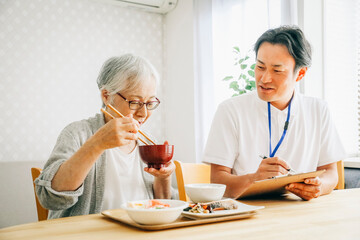 食事指導する男性スタッフ
