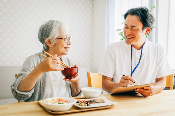 食事指導する男性スタッフ
