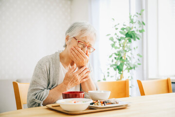 食事をする高齢者女性（嚥下・誤嚥）
