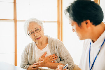 Obraz premium 在宅介護を受ける高齢者女性（病気） 