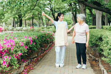 高齢者と介護福祉士
