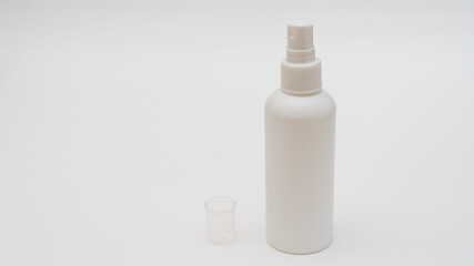 プラスチック製の白いスプレーボトル。