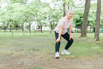 運動をする高齢者女性（屈伸・全身）
