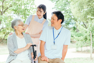 Obraz premium 高齢者女性と男女スタッフ（新緑） 