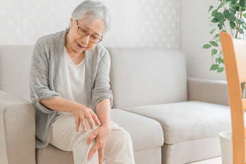 膝が痛い高齢者女性
