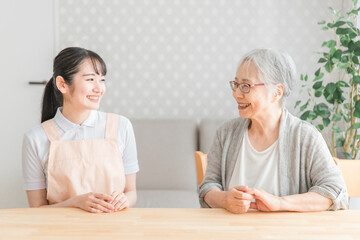 笑顔の高齢者女性と女性スタッフ
