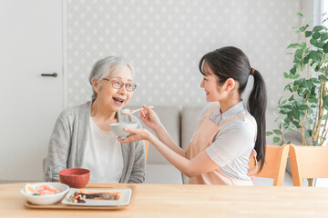 食事介助する女性スタッフ
