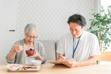 食事指導する男性スタッフ
