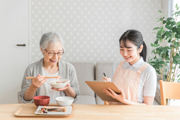 Obraz na płótnie Canvas 食事指導する女性スタッフ 