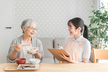 食事指導する女性スタッフ
