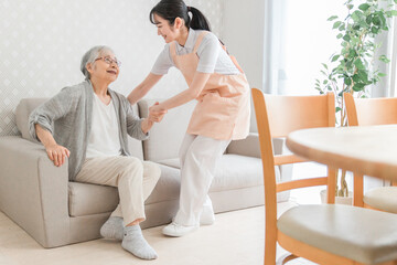 Obraz premium 訪問介護する女性と高齢者（笑顔） 