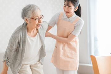 訪問介護する女性と高齢者（笑顔）
